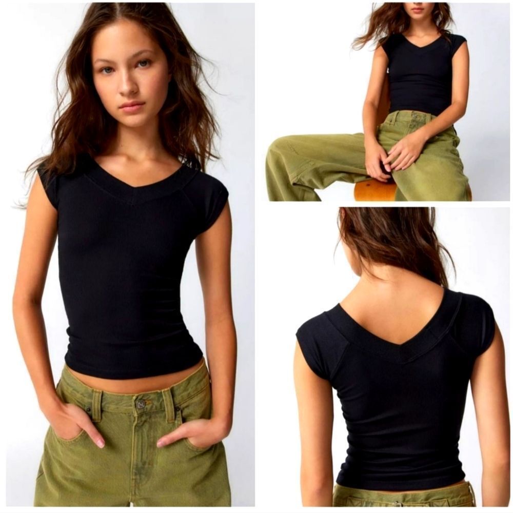 NWOT BDG Urban Outfitters V-Neck Cropped Tee